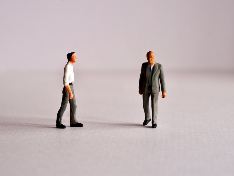 入社3日目で辞めた23歳と定年3年前に辞めた57歳。2人の退職理由は同じだった ※画像：PIXTA