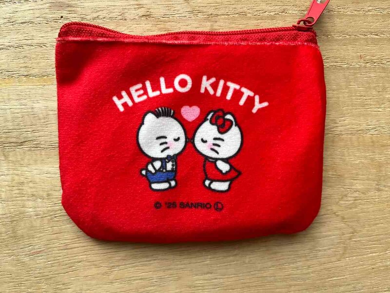 キャンドゥの「ふわふわダイカットポーチ KT フェイス」は裏側も可愛い