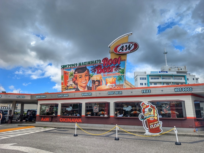 米津玄師のMVでも登場した「A&W 牧港店」は遊具もある大型店舗