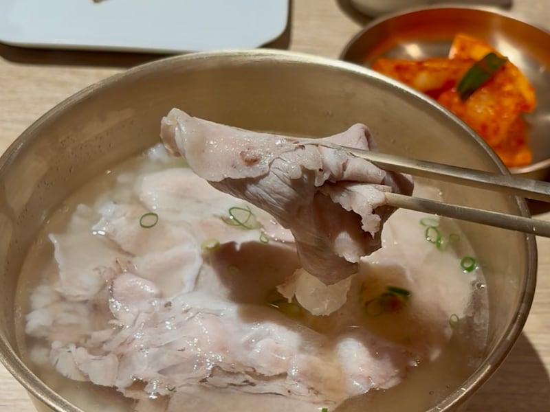 豚肉のやわらかさに感動!豚ウデが何枚も重なっています