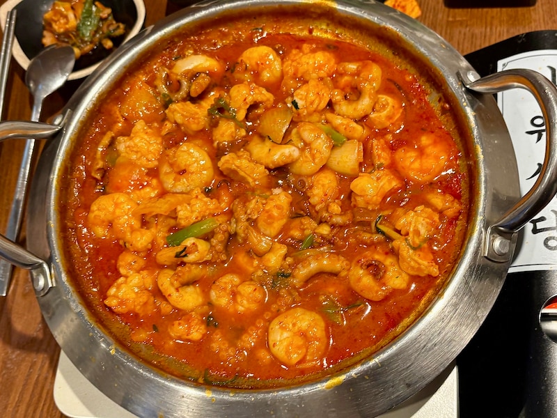 筆者は普通の味付けでいただきました。具材がぷりぷりでぜいたく!