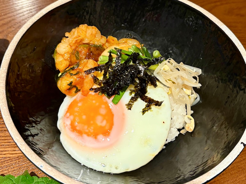 ナッコプセと半熟の目玉焼きごはんを一緒に食べると絶品です!