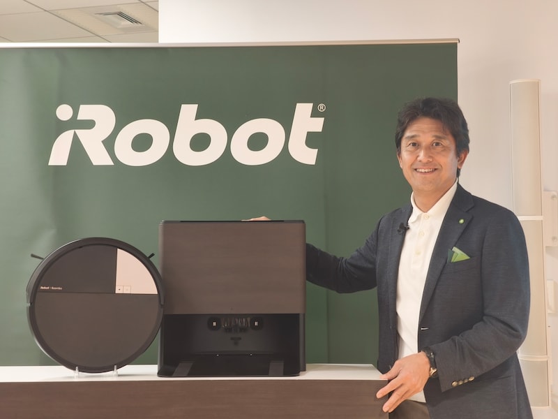 アイロボットジャパン代表執行役員社長の挽野元氏と、発売されたばかりの「Roomba Max 705 Combo ロボット ＋ AutoWash 充電ステーション」
