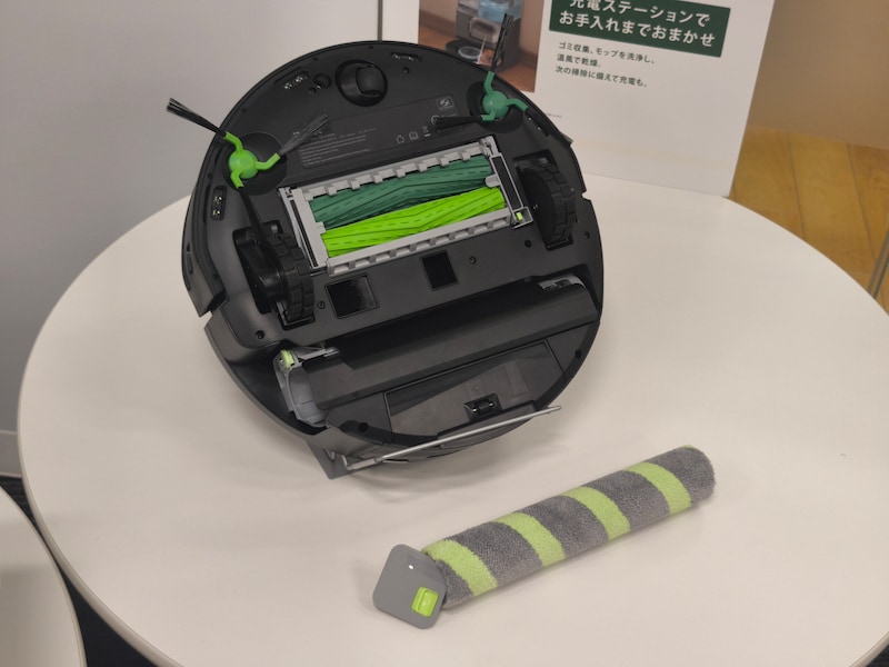 本体中央部分にあるゴム製の「デュアルアクションブラシ」で吸引するほか、本体後方に配置した「PowerSpin ローラーモップ」で水拭き掃除を行います