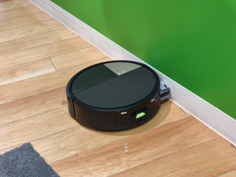 PowerSpinローラーモップが壁際まで伸びて水拭き掃除しているところ