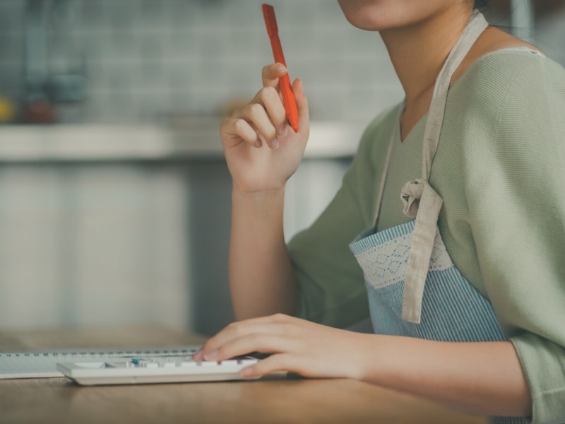 年金受給者の夫に先立たれた場合、専業主婦はいくら年金をもらえる？（画像：PIXTA）