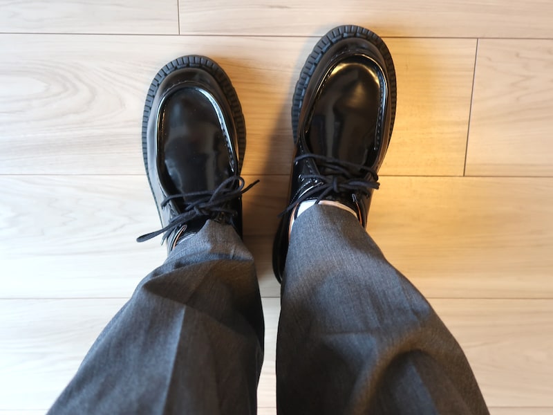 スラックスなどオフィスではけるパンツと合わせても相性よし