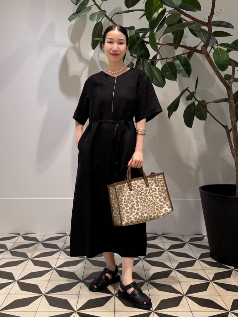 半袖のリネンワンピースは秋仕様にも着やすいアイテムです 出典:WEAR