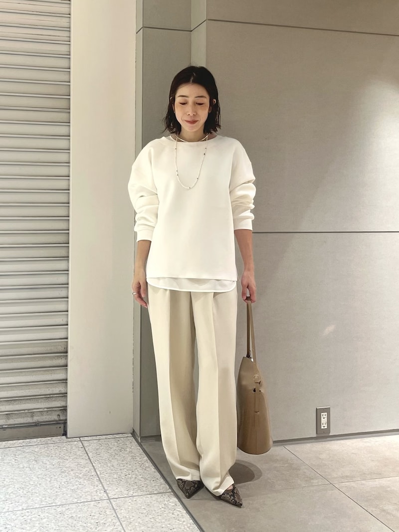 【OKコーデ】淡い色のワントーンコーデは小物で引き締めて　出典：WEAR