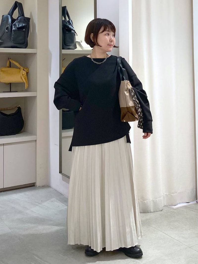 【OKコーデ】トップスが重めなら、ボトムスは軽やかにまとめて　出典：WEAR