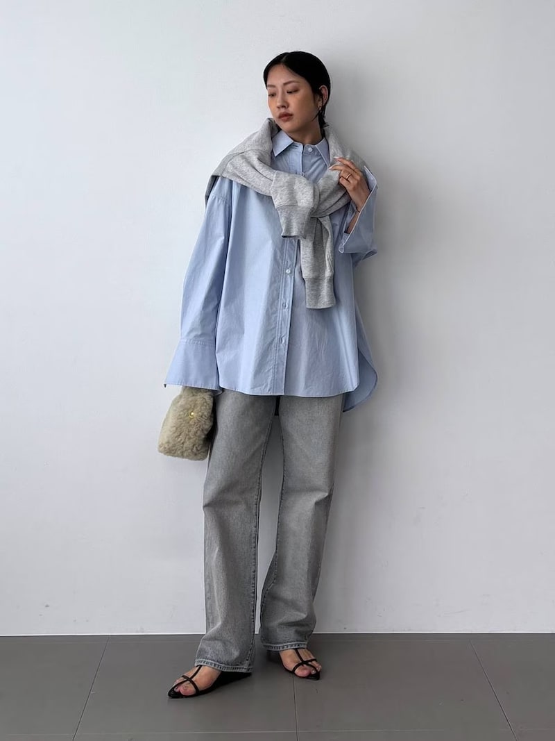 洗いをかけたようなグレーが新鮮です 出典:WEAR