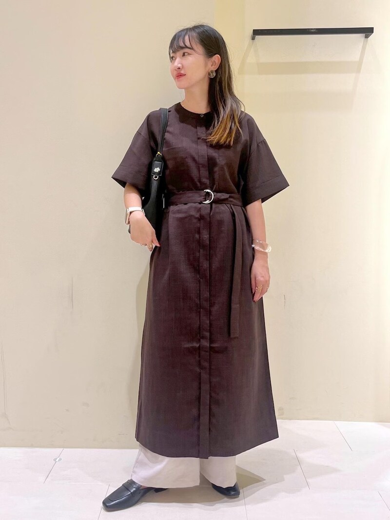 シャープなラインですっきり見えるシャツワンピース　出典：WEAR