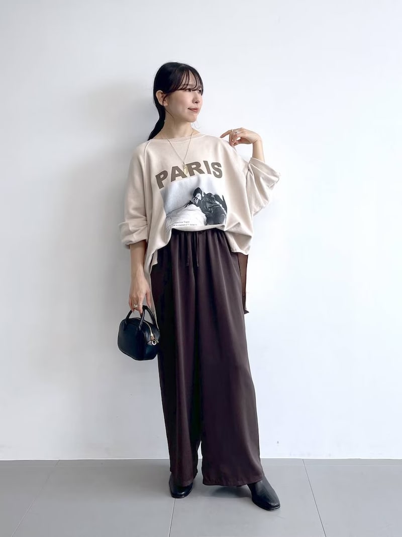 ツヤのあるサテンパンツで大人のカジュアルコーデに　出典：WEAR