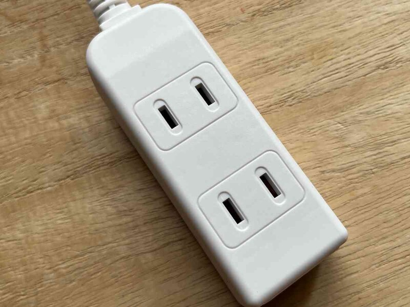 キャンドゥの延長コード「コード付安全タップ3個口 2M」は難燃・耐熱ボディ