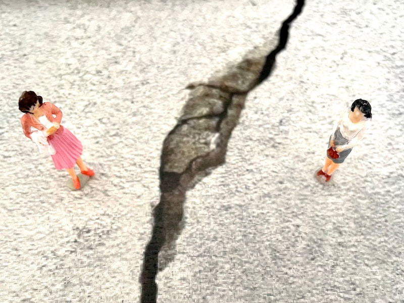 学生時代からの女友達との関係を「リセット」した理由とは（画像：PIXTA）