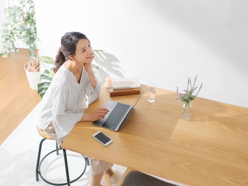 不景気で将来が心配になり、投資を開始！ （画像：PIXTA）