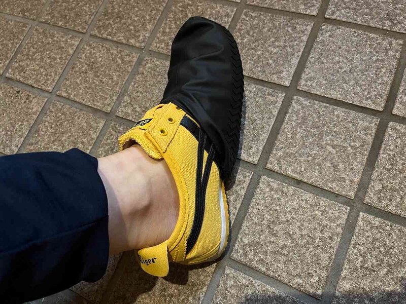 キャンドゥの「レインシューズカバーブラック M」は靴下のようにして履かせる