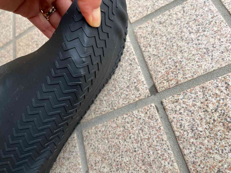 滑り止めのようなものはあるが、滑る