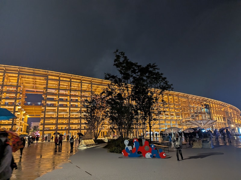 夜の万博は昼とは違う魅力にあふれ、日差しがない分過ごしやすい