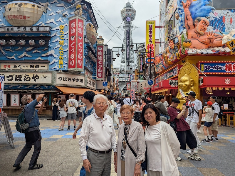  通天閣にも徒歩圏内でOMO７大阪では街歩きの無料ツアーも開催（予約制）。他にも串カツを食べたりスマートボールをしたり……一帯は懐かしい雰囲気も楽しめます。