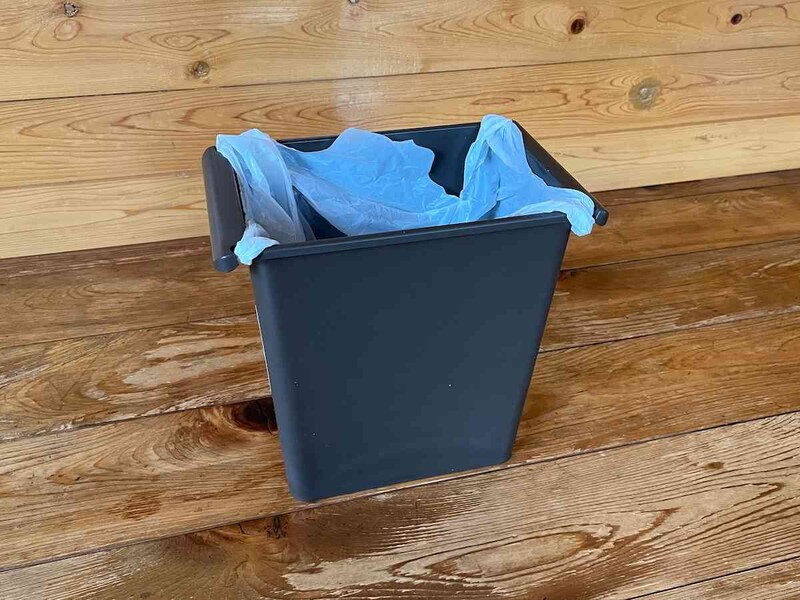 キャンドゥの「引っ掛けられるゴミ箱 角型7L」