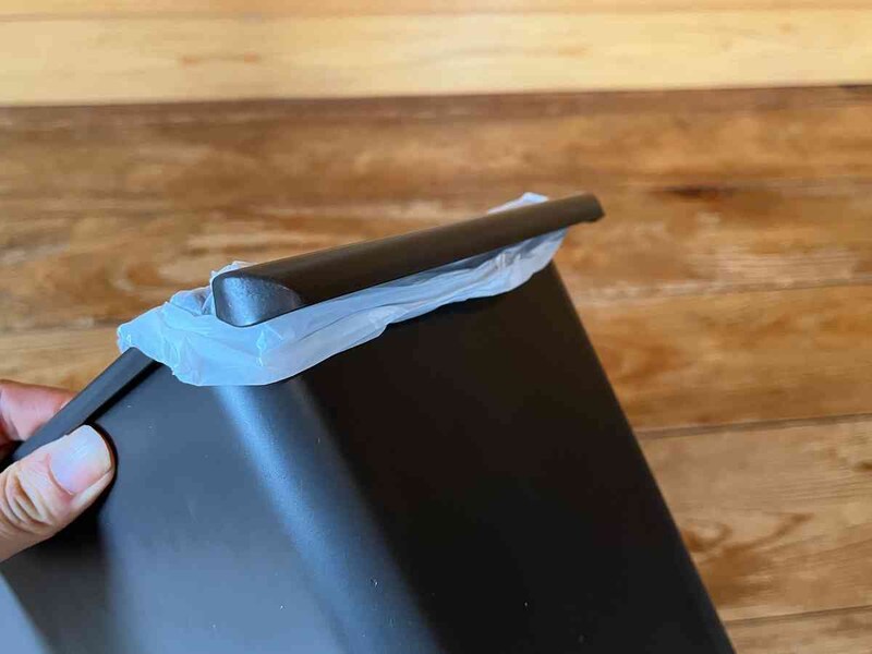 キャンドゥの「引っ掛けられるゴミ箱 角型7L」はレジ袋をかけられる