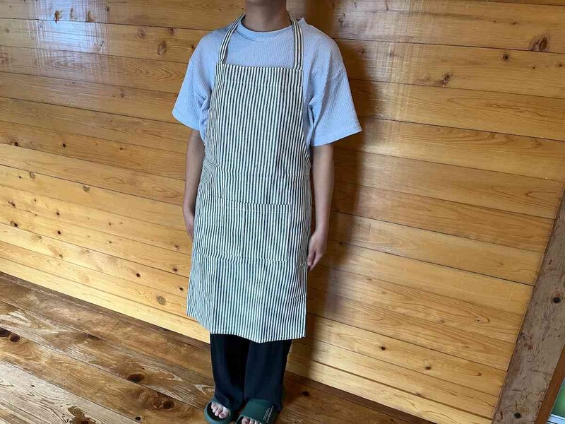 身長155cmの人がキャンドゥの「エプロン ストライプ柄」を着用