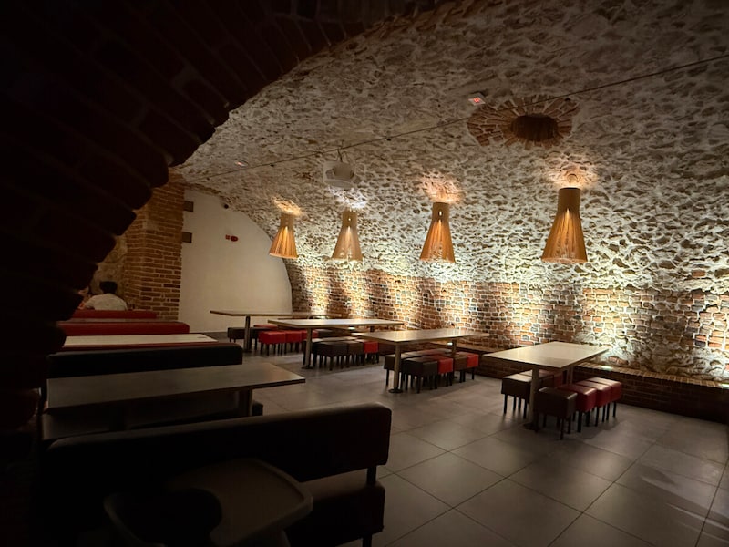 洞窟のようなクラクフのマクドナルド