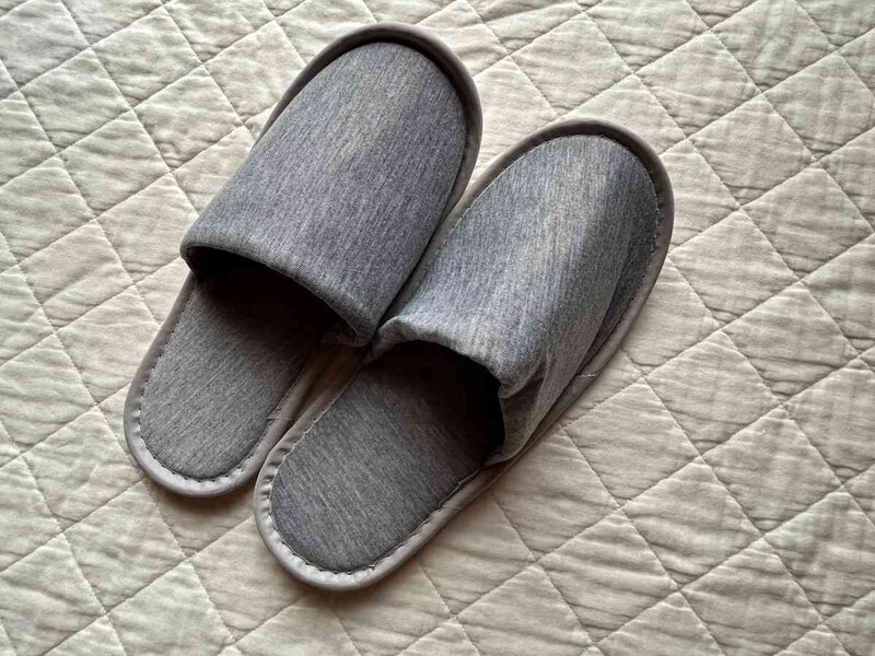 キャンドゥの「やわらかスリッパ グレー」