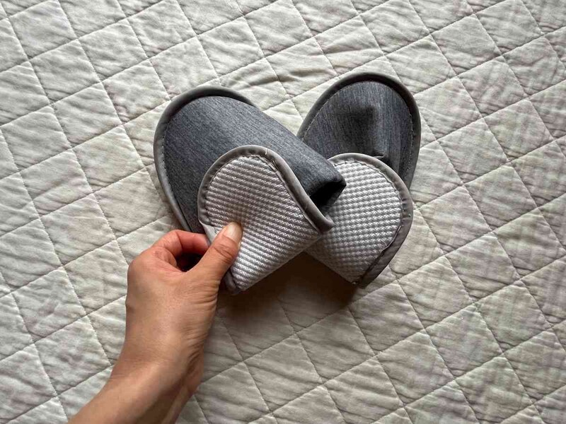 キャンドゥの「やわらかスリッパ グレー」は半分に折れる