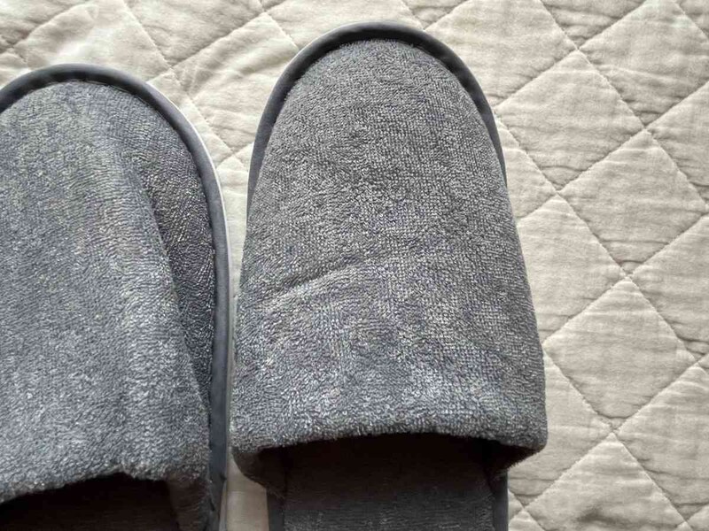 キャンドゥの「洗える抗菌スリッパ」はパイルのような肌触り