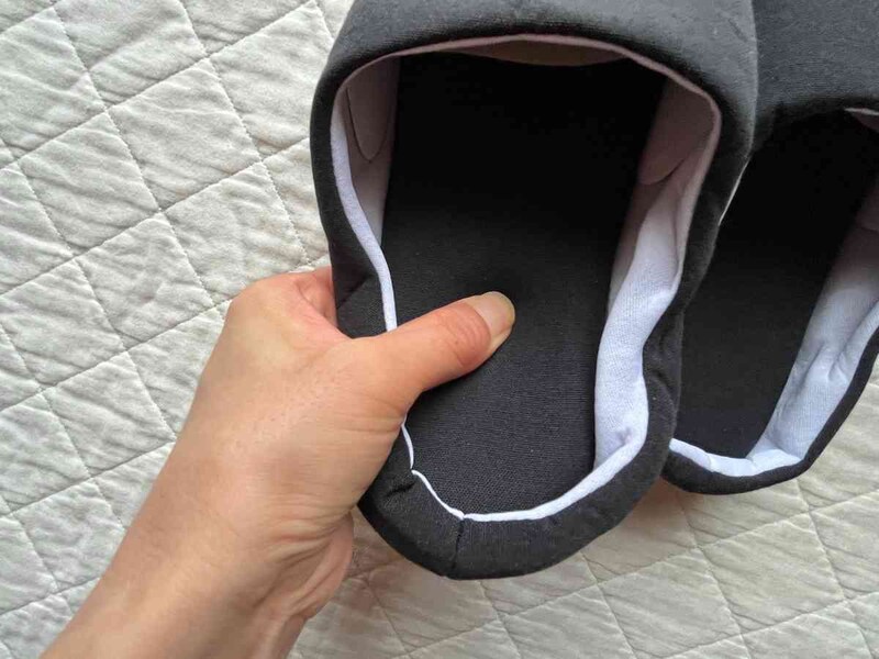 キャンドゥの「ルームスリッパ ブラック」はクッション性あり