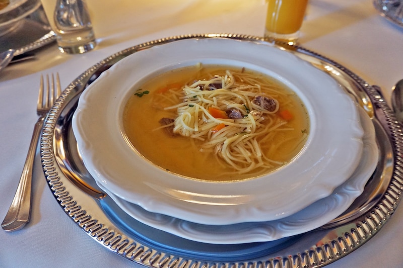 ポーランドのスープの一つ、パスタ入りコンソメスープ「ロスウ」