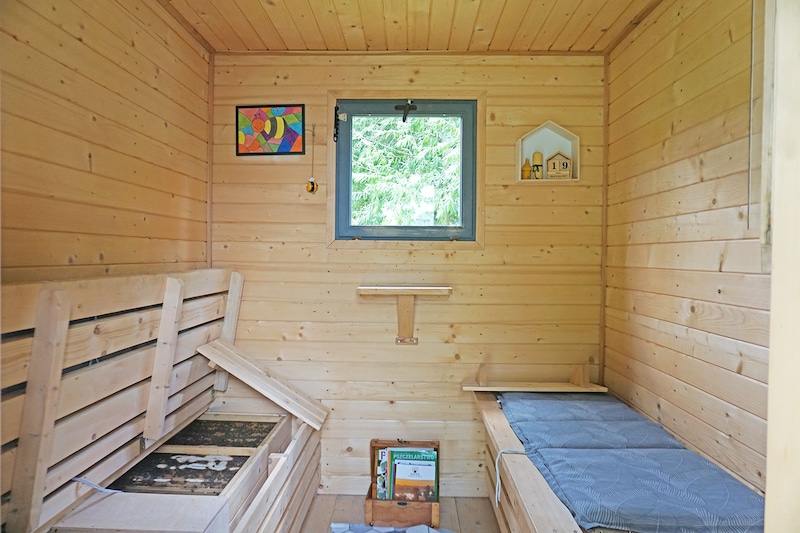 アピセラピーのための小屋。ベンチの下にハチがいる（通常は右のようにフタをして使う）