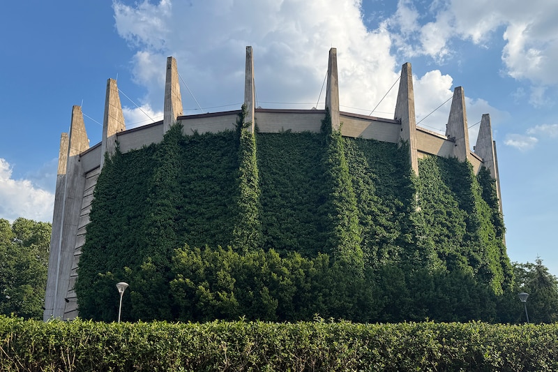 パノラマ・ラツワヴィツェ美術館。パノラマ画専用の円筒形の展示建物がある