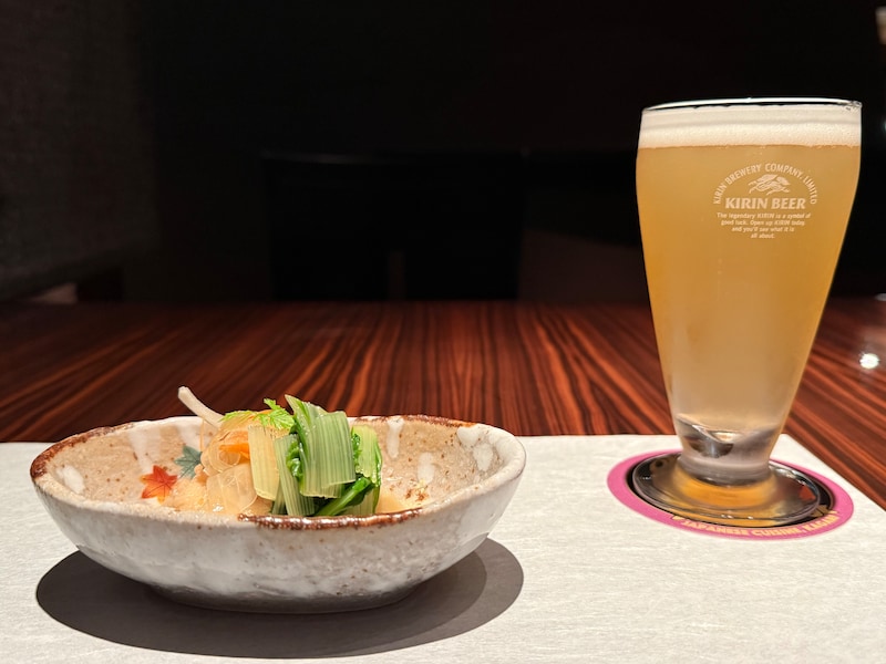 和食レストラン「かがり」でのクラフトビールと料理（江戸芯取菜と白身魚の南蛮漬け）のペアリング　※ペアリングは一例