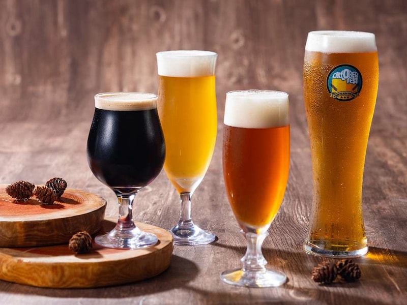 すっきりとしものから苦みの強いしっかりとした味わいのものまで多彩なクラフトビールを用意している（京王プラザホテル提供）