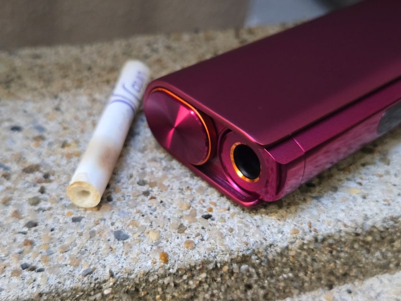 たばこスティックの中央にクォーツが刺さった跡と外側に赤外線加熱の跡