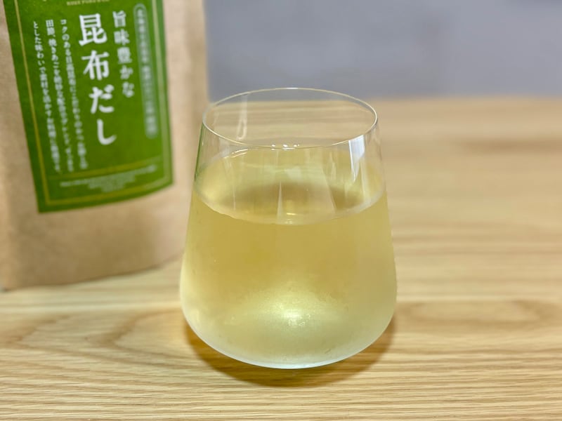 だしパック1包に水400mlを加え、約8時間おくだけで冷やし昆布だしの完成です！