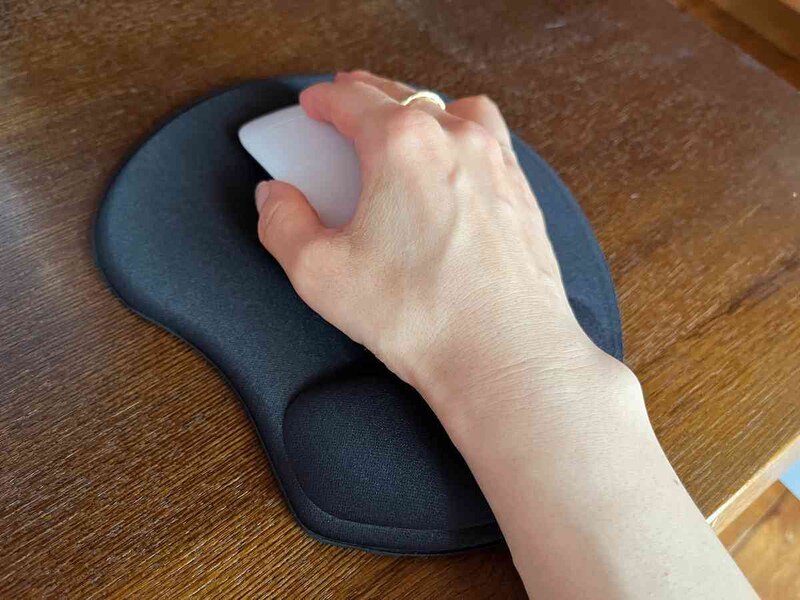 キャンドゥの「抗菌 低反発リストレスト付きマウスパッド」は手首を支えてくれる設計