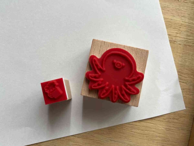 キャンドゥの「木製ハンコ 海の生きもの」はインク次第で色を変えられる