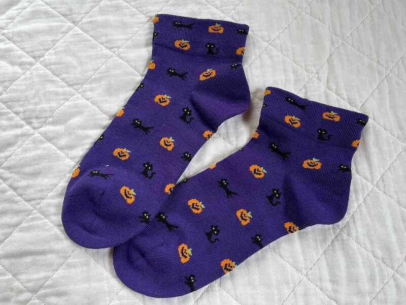 キャンドゥの「婦人　アンクル丈靴下　HWプチ総柄」はハロウィンの後も使用できそう