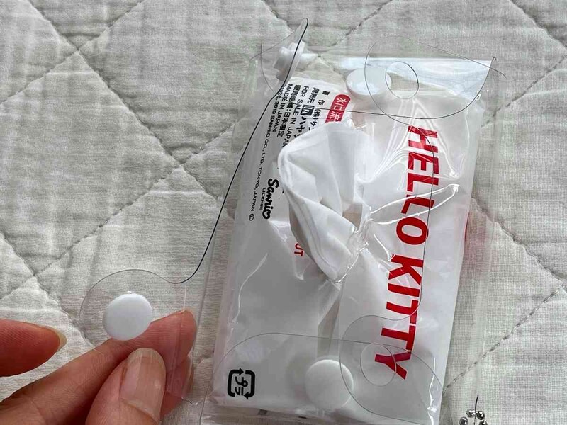 キャンドゥの「キッズ用ポケットティッシュケース」を開き、ポケットティッシュを入れる