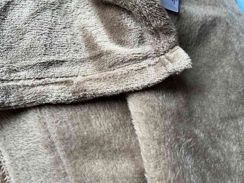 ワークマンの「メディヒール(R)ウォームブランケット」は滑らかな肌触り