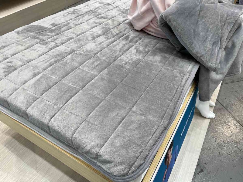 ワークマンの「メディヒール(R)ウォーム敷きパッドシングル／セミダブル」はダークベージュとグレーの2色