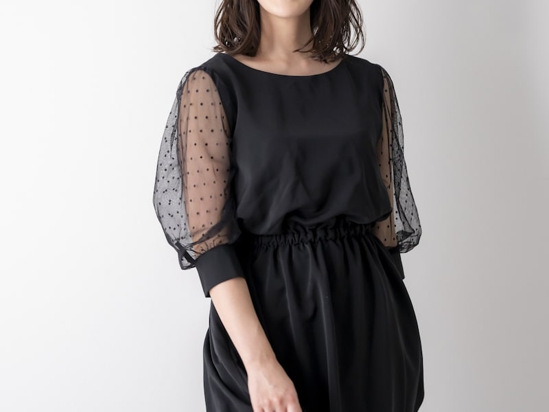 袖がシースルーデザインのブラックドレスは着てもいい？（画像出典：PIXTA）