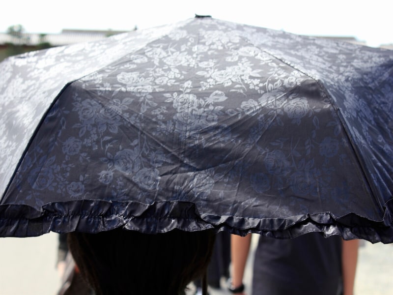 お葬式には、どんな色の傘がふさわしい？