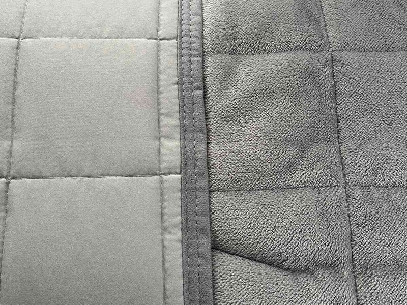 ワークマンの「メディヒール(R)ウォーム敷きパッドシングル／セミダブル」はリバーシブルで使える