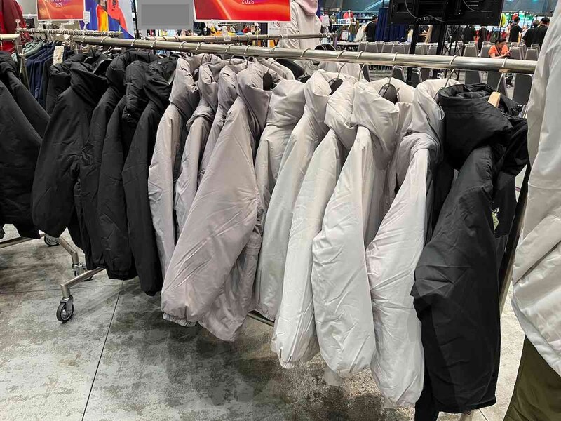 ワークマンの「エックスシェルター(R)断熱αレディース防水ウォームアウター」のカラー展開