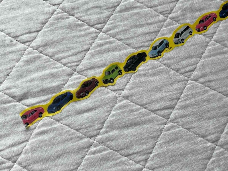 キャンドゥの「トミカ ダイカットマスキングテープ 20mm×1.5m」のデザイン